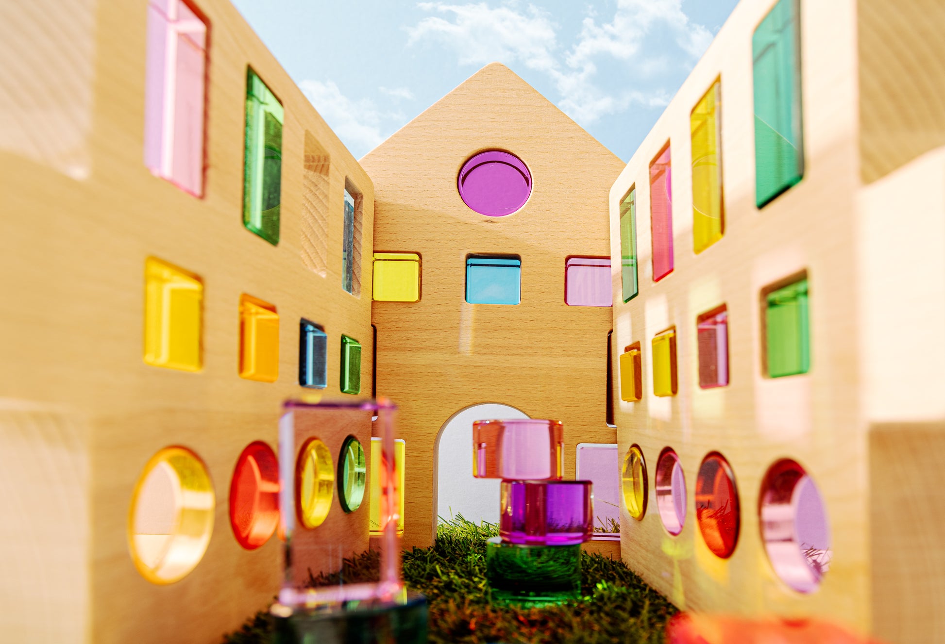 Creative Builder Set showcasing colorful modular walls and transparent blocks against a blue sky.