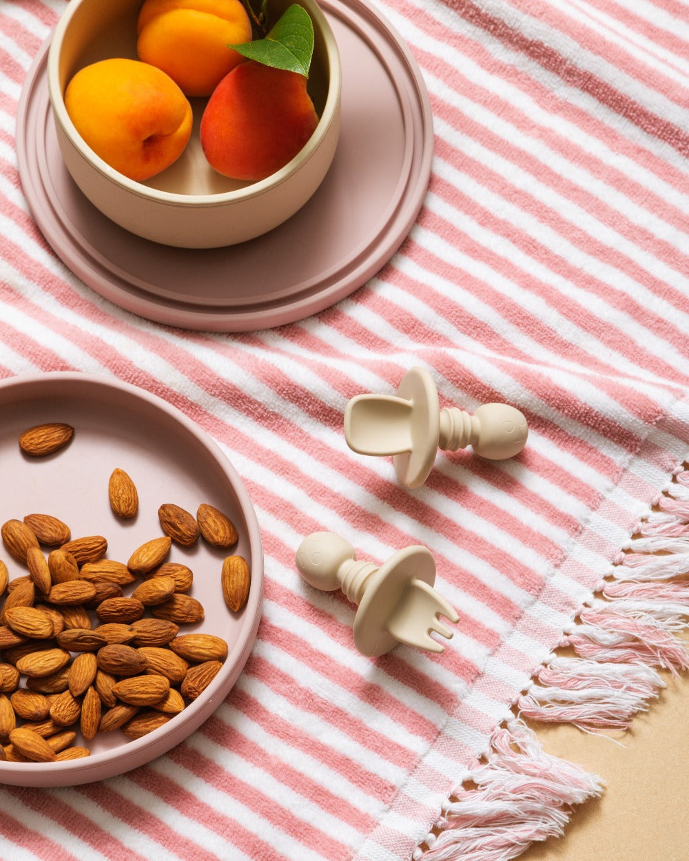 Jones plate, Stevie Bowl & Harley Utensils in Oat color